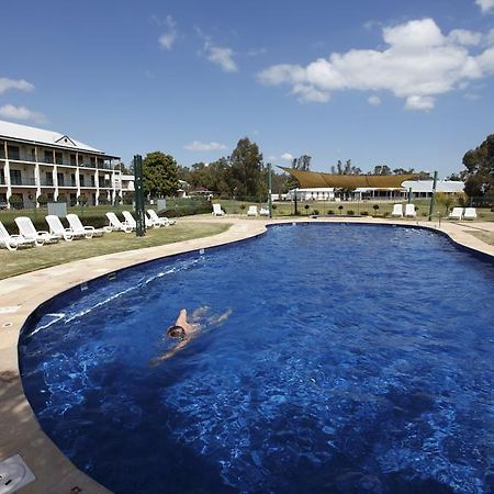 Yarrawonga Mulwala Golf Club Exterior foto The pool at the Club Hotel