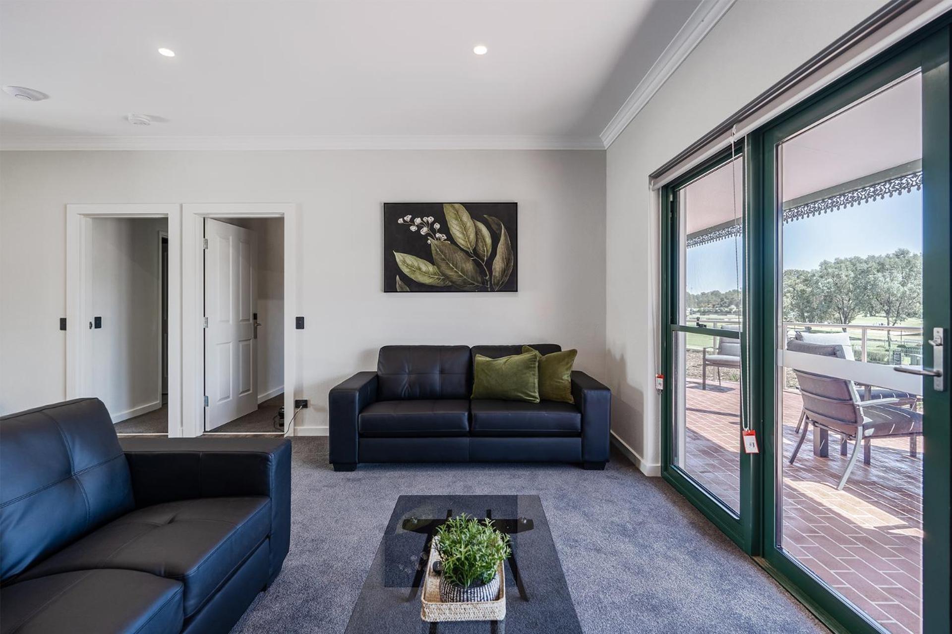 Yarrawonga Mulwala Golf Club Exterior foto A living room with a large sliding door