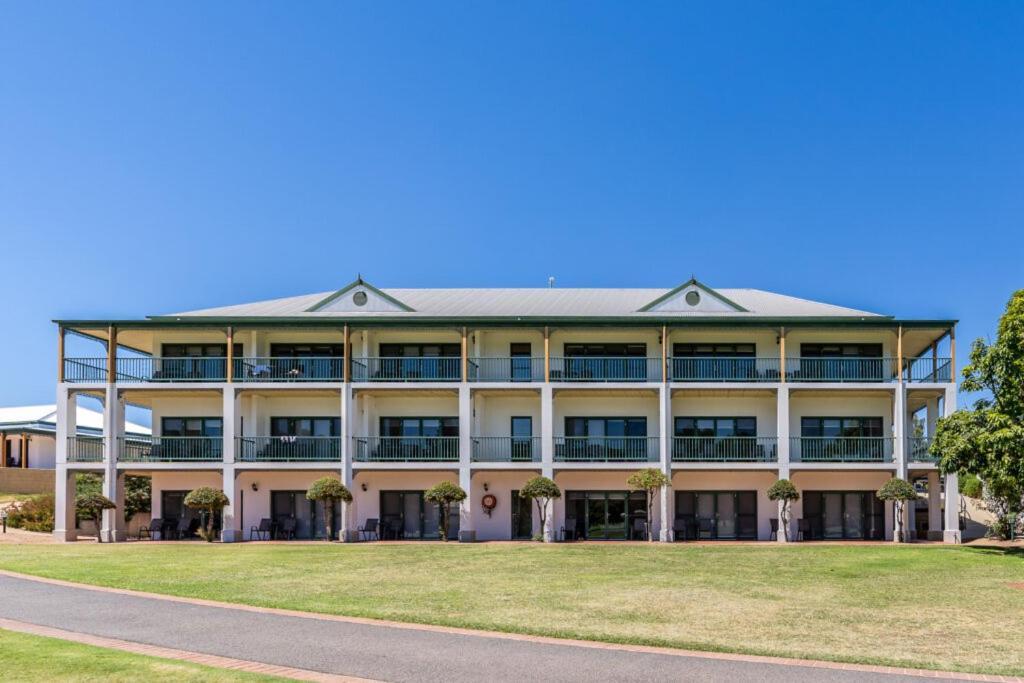 Yarrawonga Mulwala Golf Club Exterior foto The Village, 2016