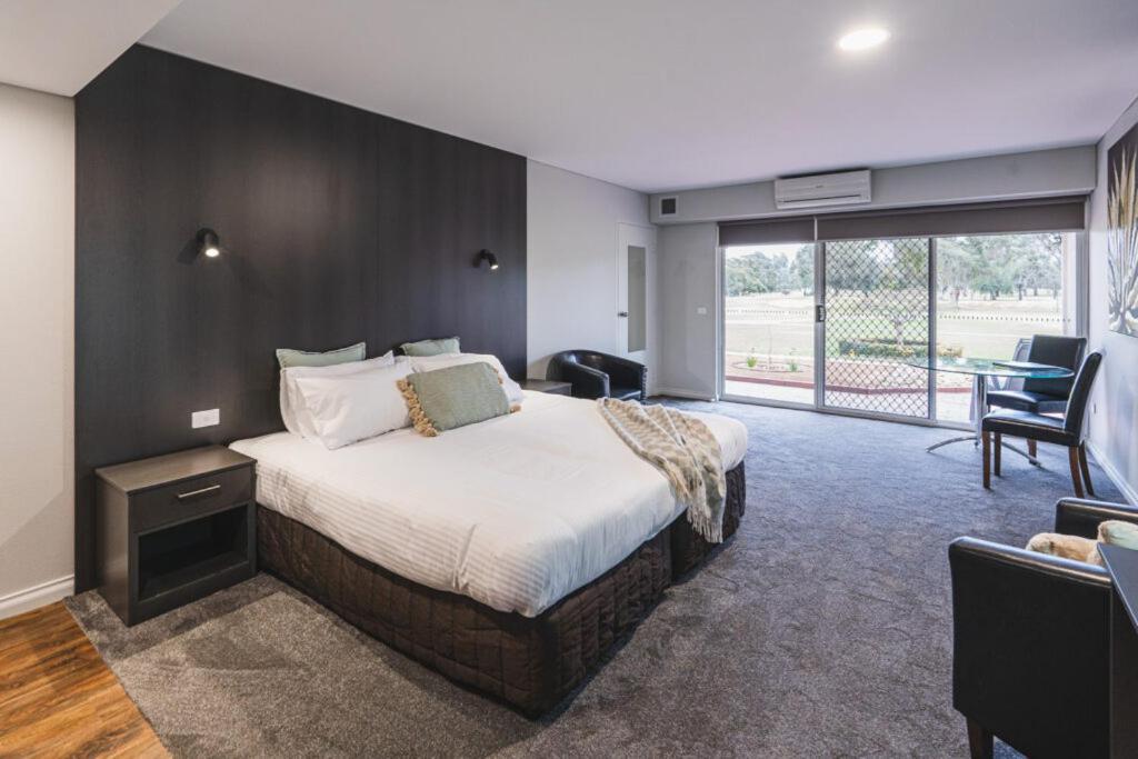 Yarrawonga Mulwala Golf Club Exterior foto A suite at the hotel