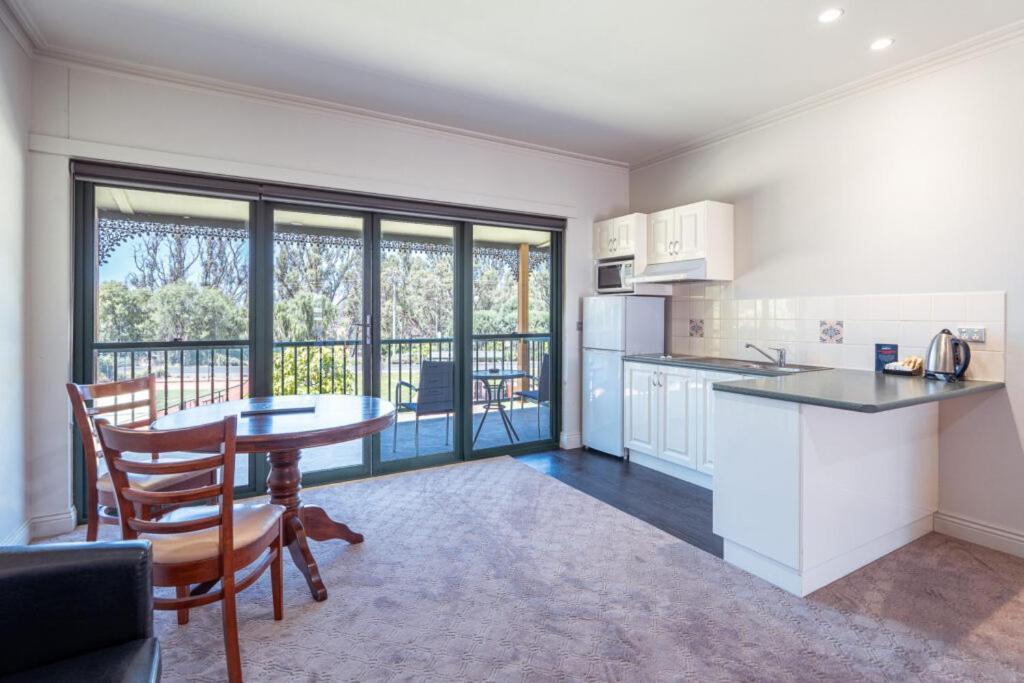 Yarrawonga Mulwala Golf Club Exterior foto A typical apartment at the University of Western Australia