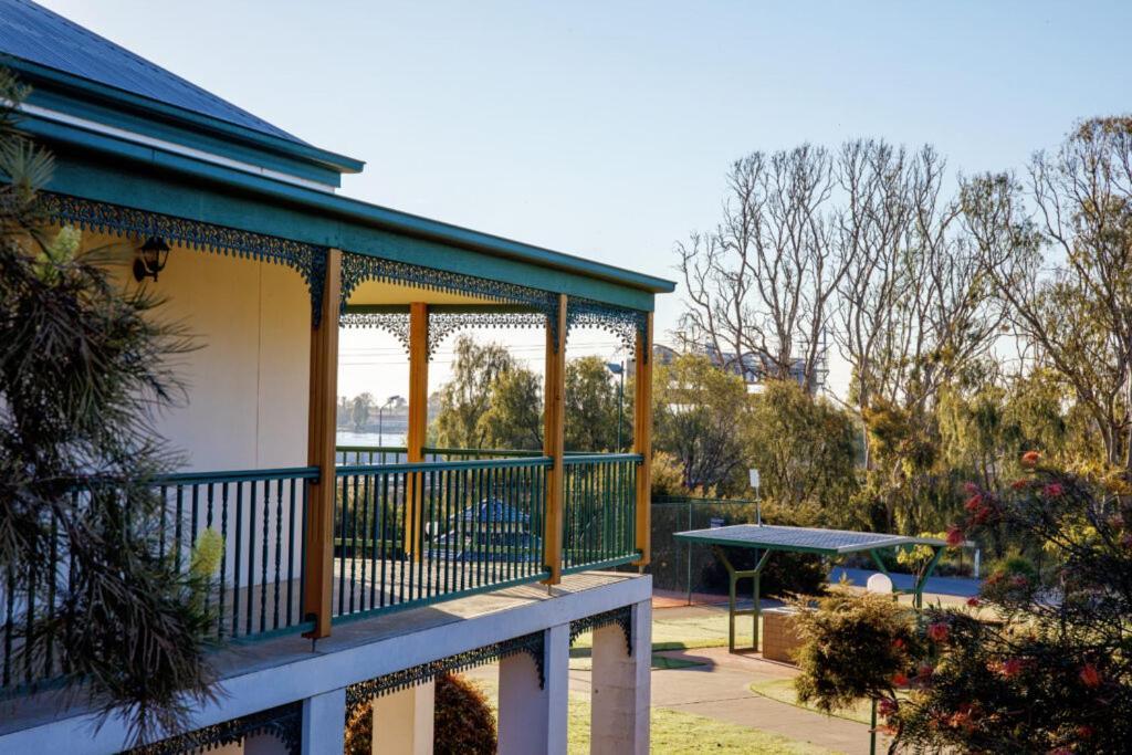 Yarrawonga Mulwala Golf Club Exterior foto The verandah of the house