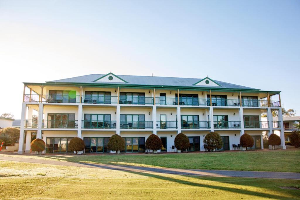 Yarrawonga Mulwala Golf Club Exterior foto The clubhouse at the Links Lady Bay Golf Course