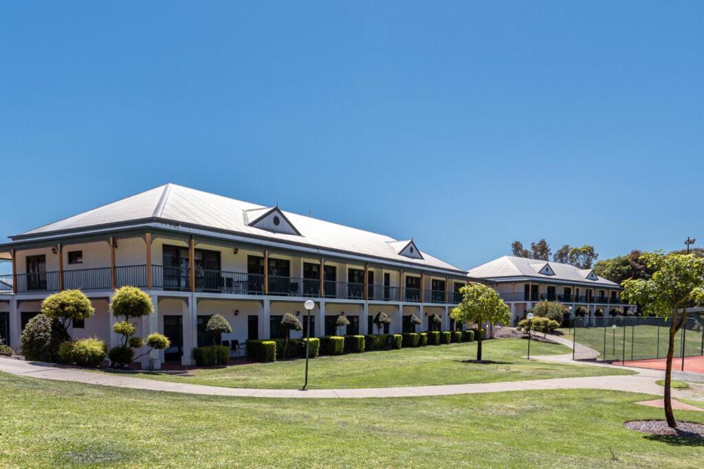 Yarrawonga Mulwala Golf Club Exterior foto The school's main building