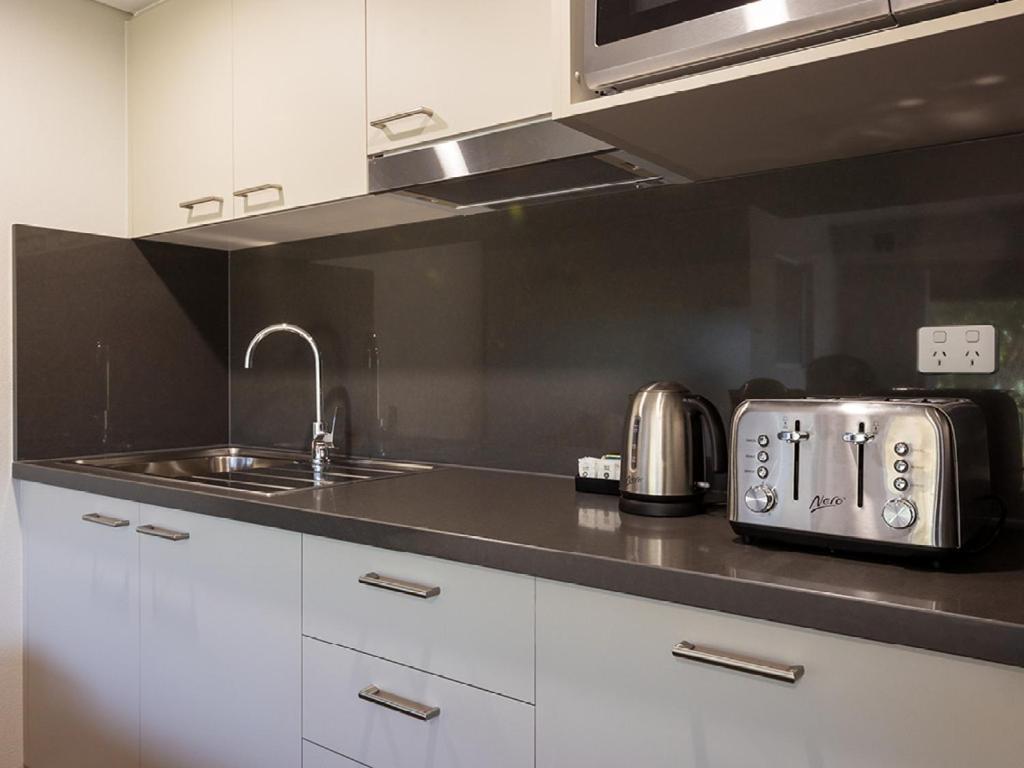 Yarrawonga Mulwala Golf Club Exterior foto A typical kitchen in a student apartment