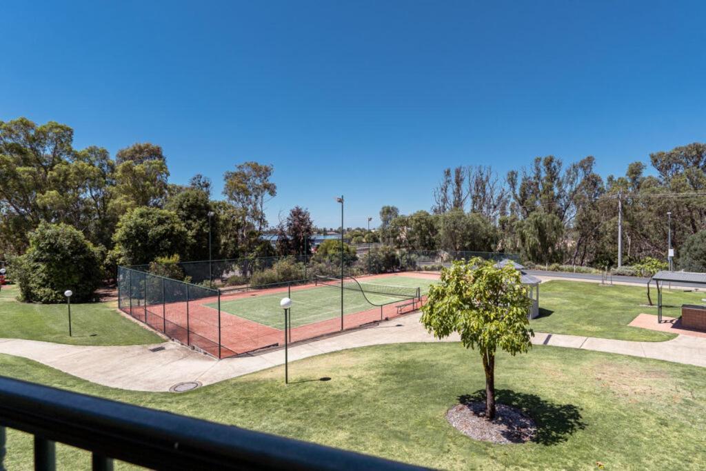 Yarrawonga Mulwala Golf Club Exterior foto Tennis and netball courts at the University of South Australia's City Campus