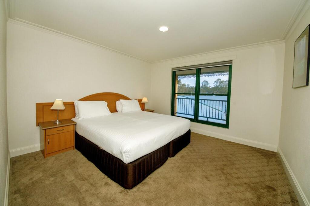 Yarrawonga Mulwala Golf Club Exterior foto A bedroom at the hotel