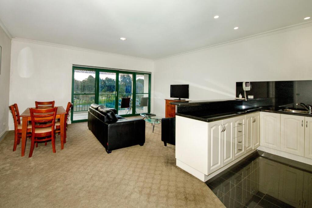 Yarrawonga Mulwala Golf Club Exterior foto A typical apartment at the Village