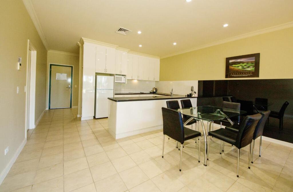 Yarrawonga Mulwala Golf Club Exterior foto A kitchen in a typical apartment
