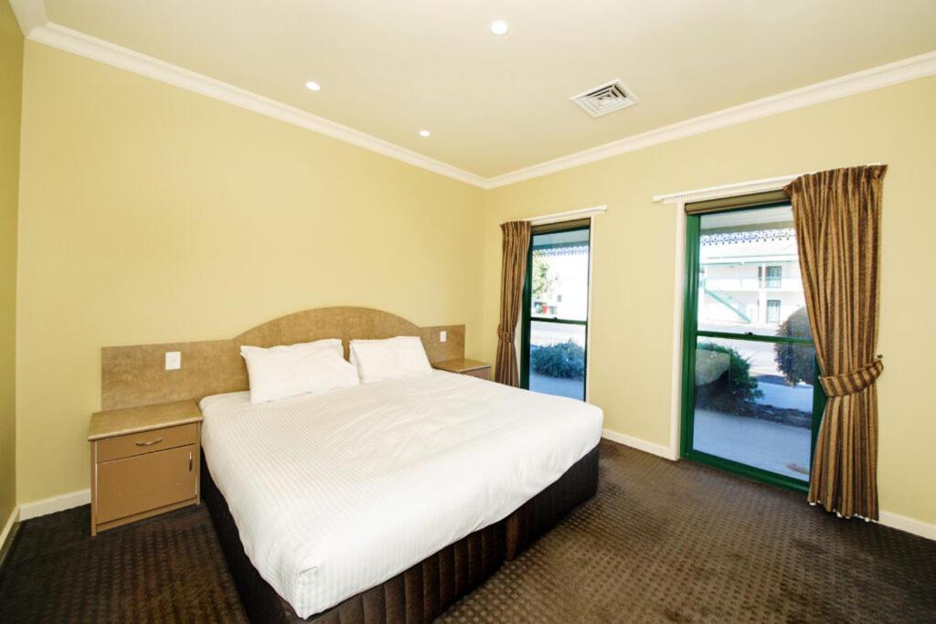 Yarrawonga Mulwala Golf Club Exterior foto A bedroom at the hotel