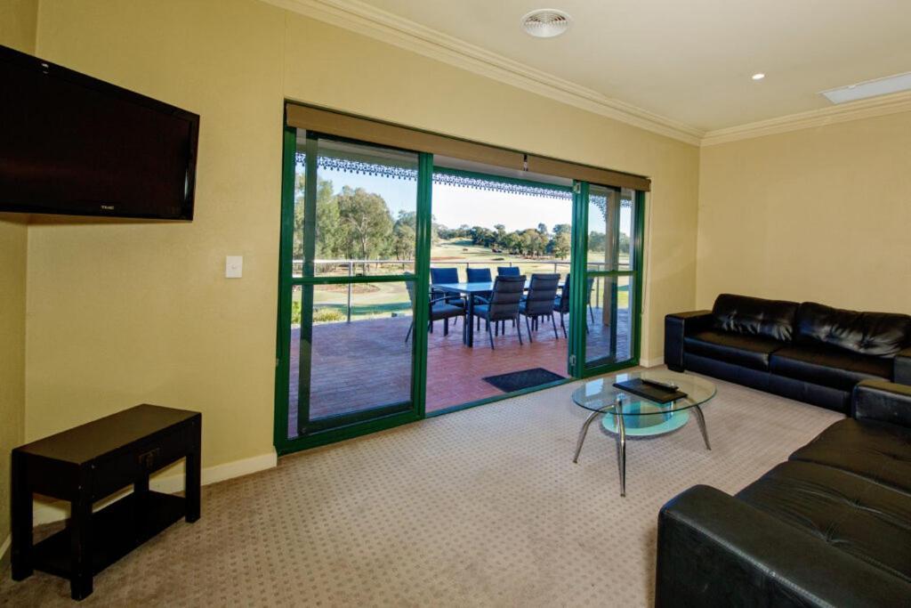 Yarrawonga Mulwala Golf Club Exterior foto Living room with a view of the golf course
