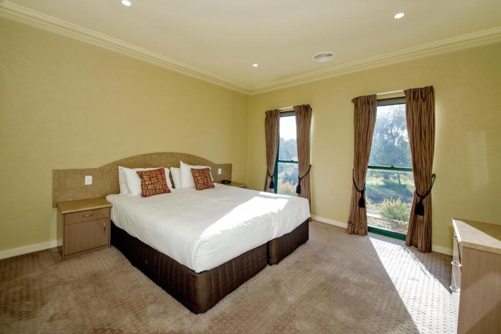 Yarrawonga Mulwala Golf Club Exterior foto A bedroom at the hotel