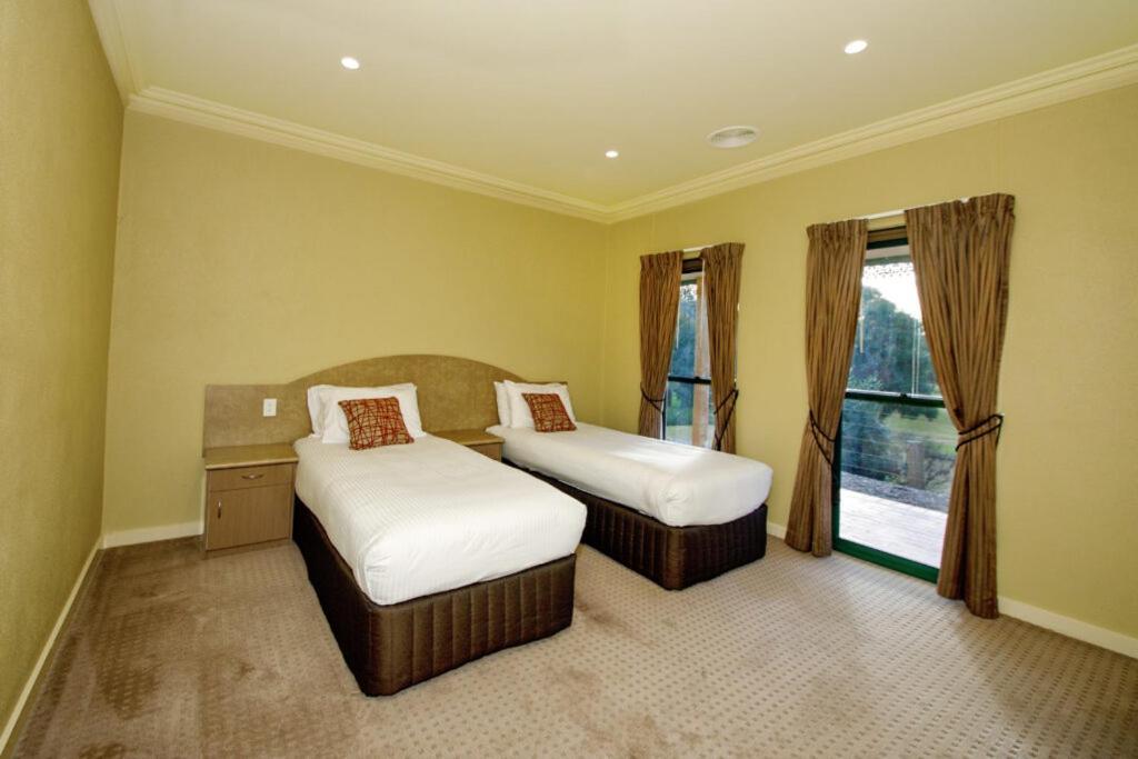 Yarrawonga Mulwala Golf Club Exterior foto A bedroom at the hotel