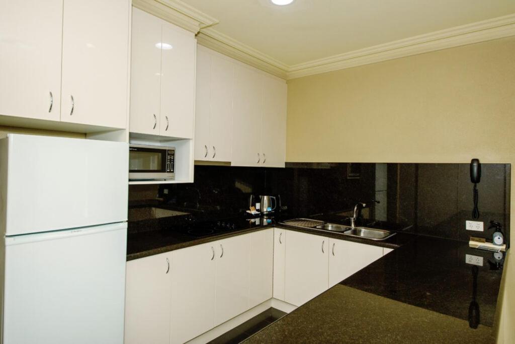 Yarrawonga Mulwala Golf Club Exterior foto A typical kitchen in a student apartment