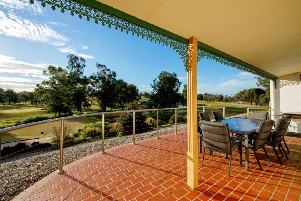 Yarrawonga Mulwala Golf Club Exterior foto Clubhouse balcony