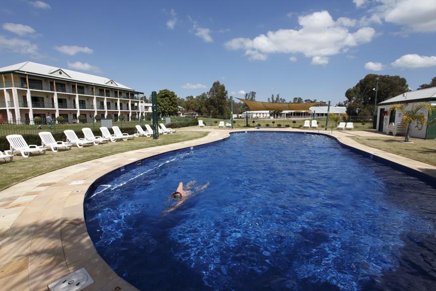 Yarrawonga Mulwala Golf Club Exterior foto The pool at the Club Hotel