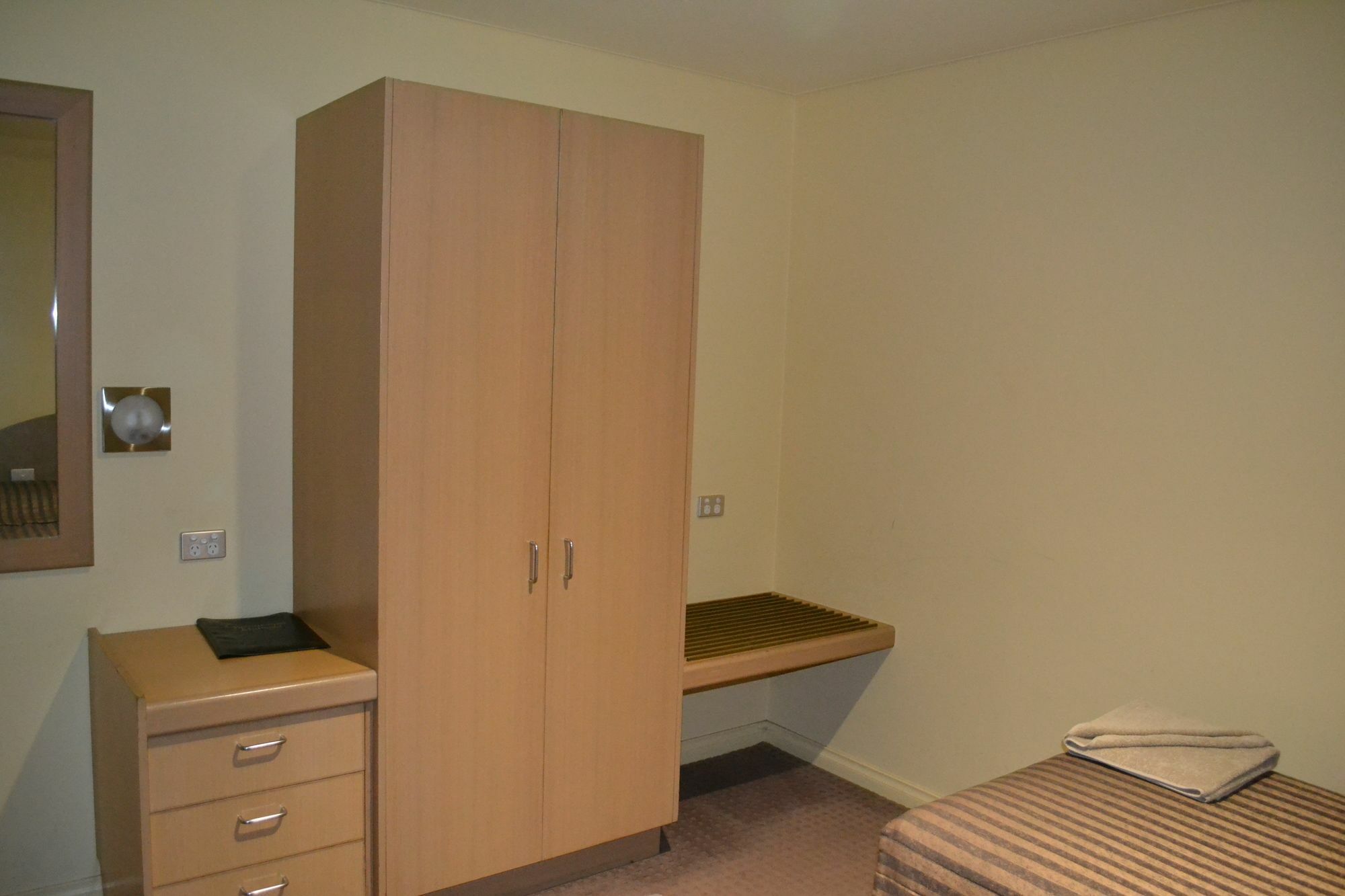 Yarrawonga Mulwala Golf Club Exterior foto A typical bedroom in the halls of residence
